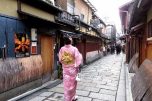 2 Hour Night Walking Tour Throughout Gion with snack - Stop 1: Yasaka Shrine at night (history + photos, 30 minutes)
