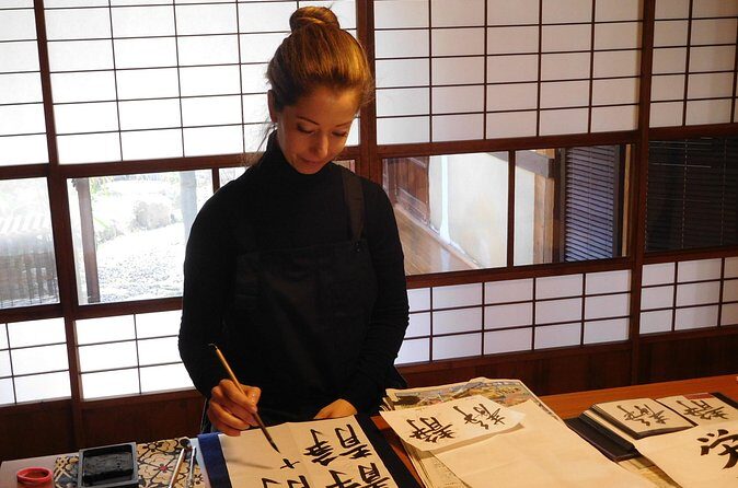 Calligraphy Experience in Kyoto Townhouse - Group size and teaching style: why small helps