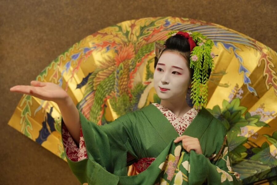 Gion Walking Tour, Geisha Show and Japanese Game in Kyoto - Finding the Group at Izumo-no-Okuni (Above Gion Shijo)