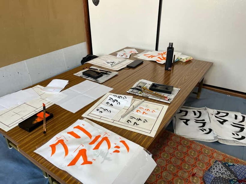 Kyoto: Calligraphy class at Buddhist temple in city center - Arriving at Seigan-ji: finding the calligraphy room in the shopping streets