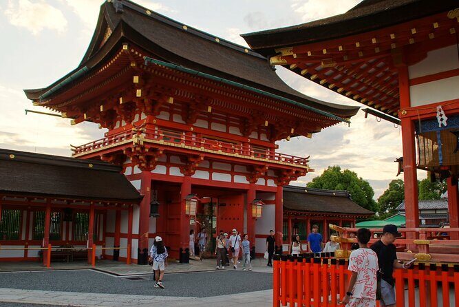 Kyoto: Fushimi Inari Shrine Walking Tour - Meeting at the Daily Yamazaki and getting oriented fast