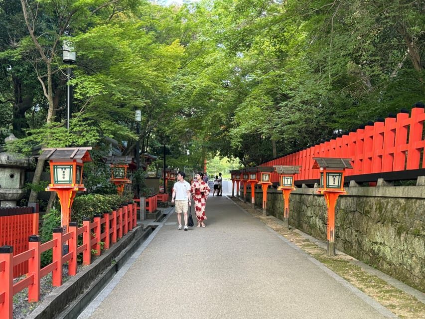 Kyoto: Gion Geisha District & Yasaka Shrine Walking Tour - Entering Gion the way locals actually notice it