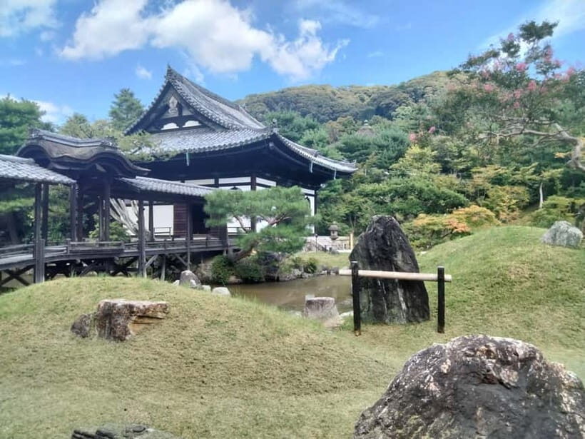 Kyoto: Gion Highlights & Hidden Treasures Guided Tour - Gion Shirakawa Street and Hanamikoji: teahouses, tradition, and how to enjoy the scene