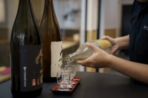 Kyoto: Gion & Pontocho Food Tour with 13 Dishes - Meeting at FamilyMart in Gion and Getting a Smooth Start
