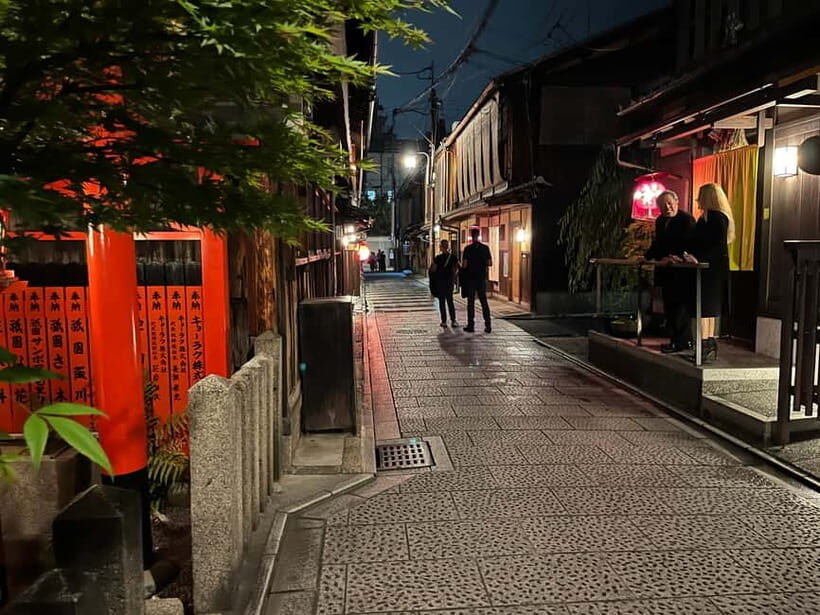 Kyoto: Gion Walking Tour - Starting at the Disney Store: meeting point and first orientation