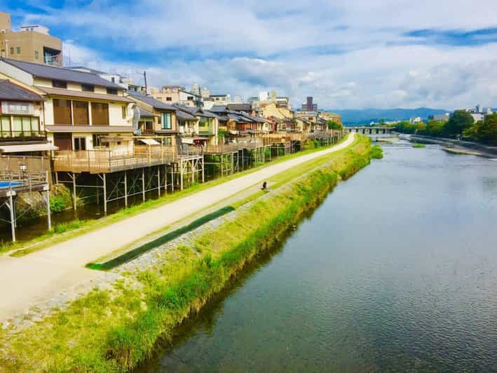 Kyoto: Half-Day Private Guided Tour to the Old Town of Gion - Yasaka Shinto Shrine: a quick stop with long historical weight