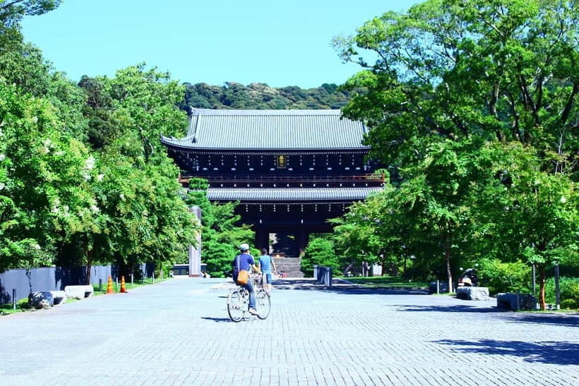 Kyoto: Hidden Gems E-Bike Tour Through Backstreets & Temples - Gion in the first 20 minutes: a famous district, seen differently
