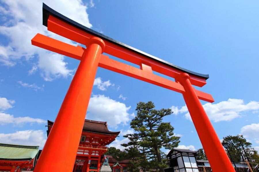 Kyoto: Private tour with Kyoto's licensed guide. Spanish - Fushimi Inari Taisha: torii gates, fox statues, and pacing yourself