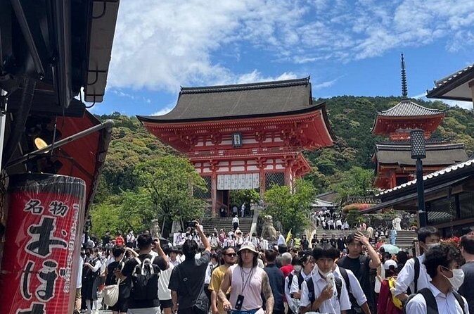 Private Custom Tour of Kiyomizu & Yasaka—by Young Local Guides - Stop 4: Yasaka Shrine near Gion’s edge